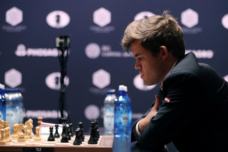 Satranç Ustası Magnus Carlsen, Turnuva Galibiyetinin Ardından NFT Kupasını Kazandı